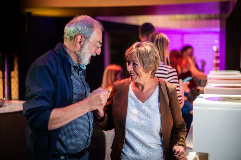 Twee bezoekers genieten samen van hun bezoek aan Chocolate Nation in Antwerpen