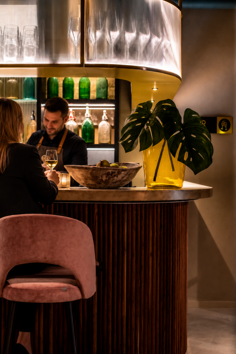 Gast aan de bar van zaal Criollo in restaurant Octave, met sfeervolle verlichting