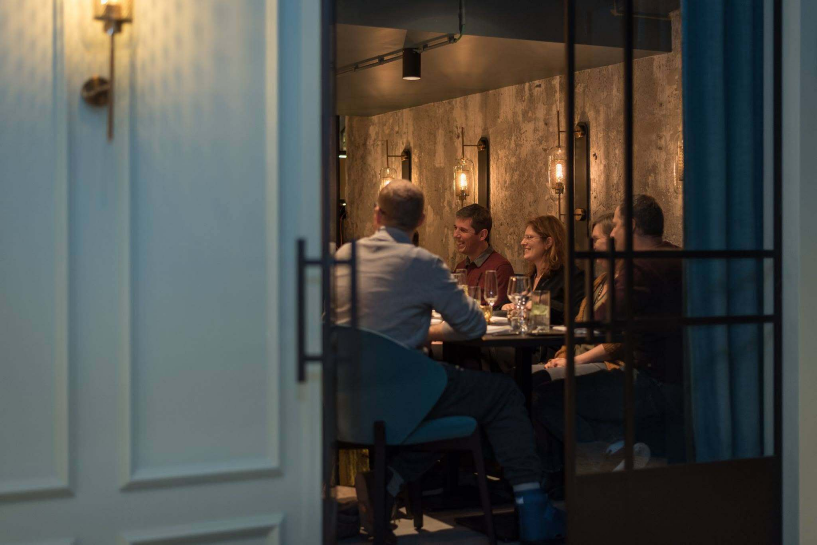 Gezelschap dineert in een privéruimte van restaurant Octave in Antwerpen