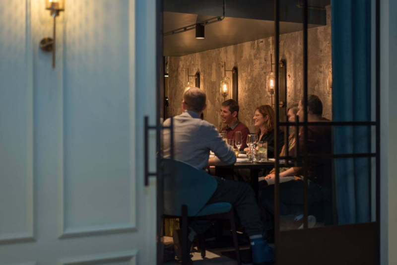 Gezelschap dineert in een privéruimte van restaurant Octave in Antwerpen