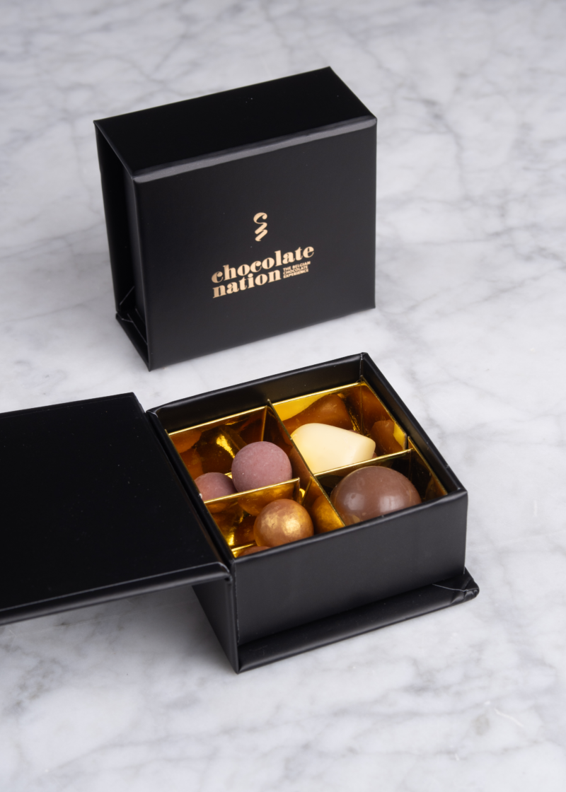 Zwarte geschenkdoos van Chocolate Nation met vier pralines