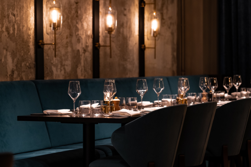 Gedekte lange tafel in een eventruimte van restaurant Octave in Antwerpen