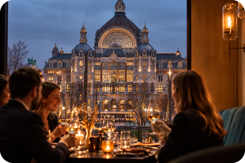 Diner bij kaarslicht in restaurant Octave, met zicht op het verlichte station Antwerpen-Centraal